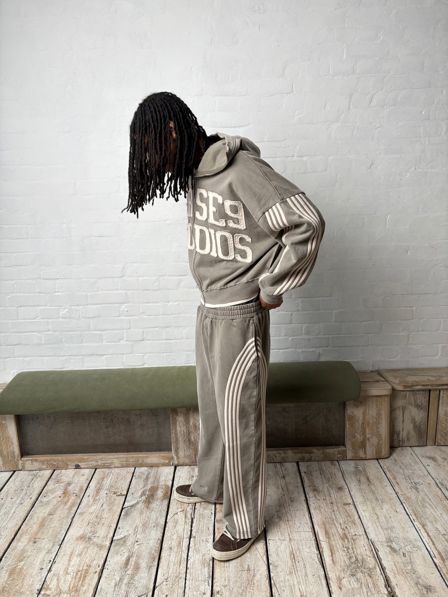 V9 TAUPE WASH SWEATS