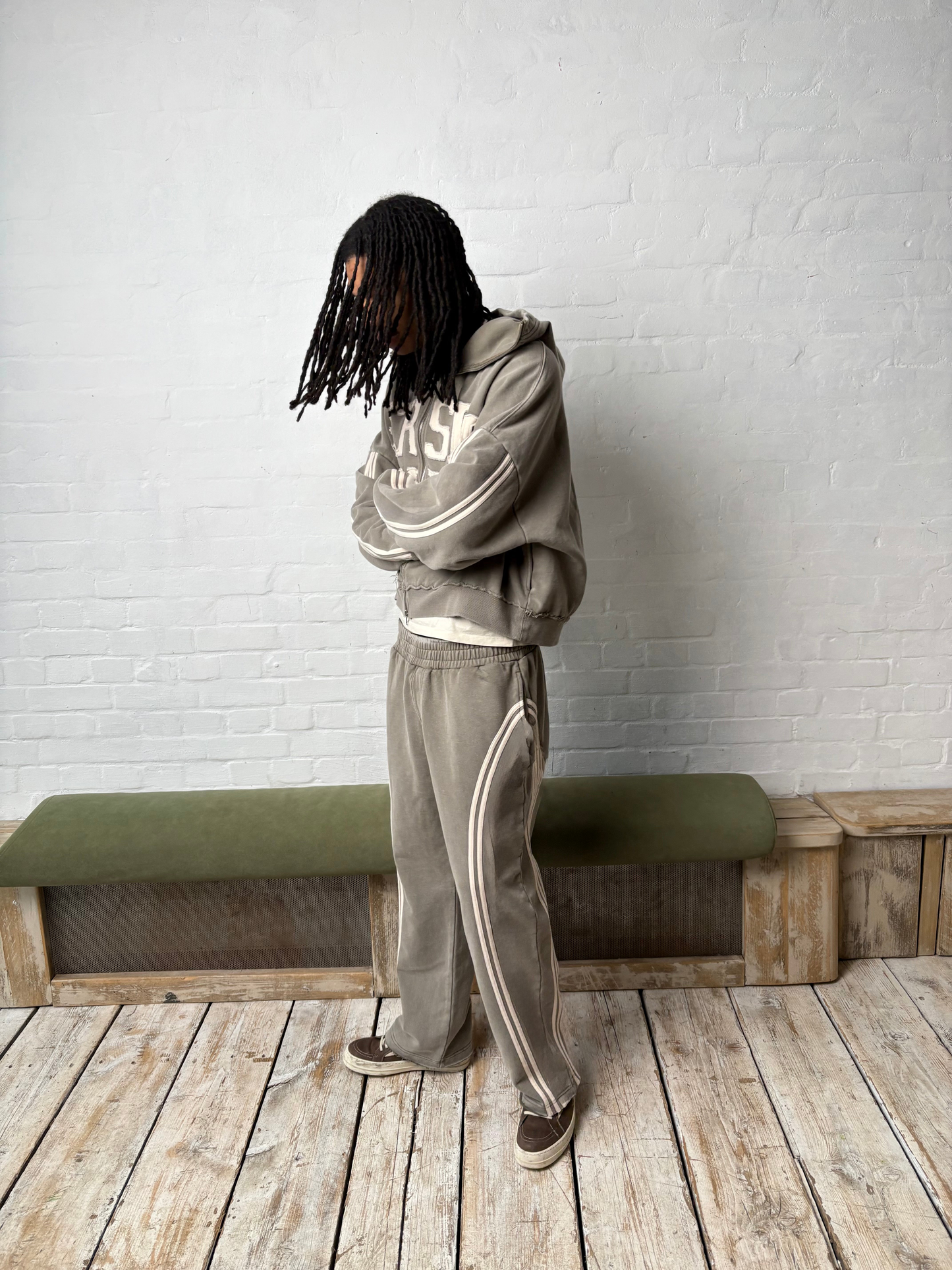 V9 TAUPE WASH SWEATS